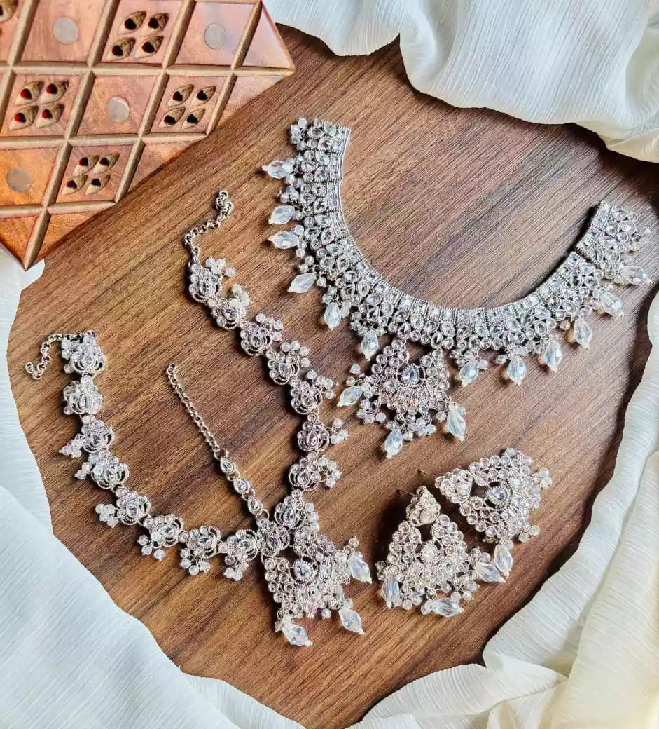 Bridal necklace set with maatha patti