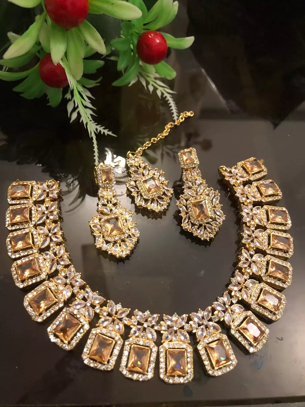 Pure zircon necklace set with teeka