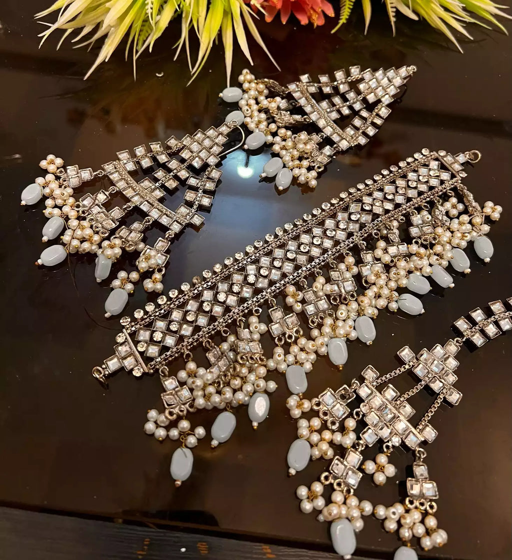 Kundan choker set with teeka
