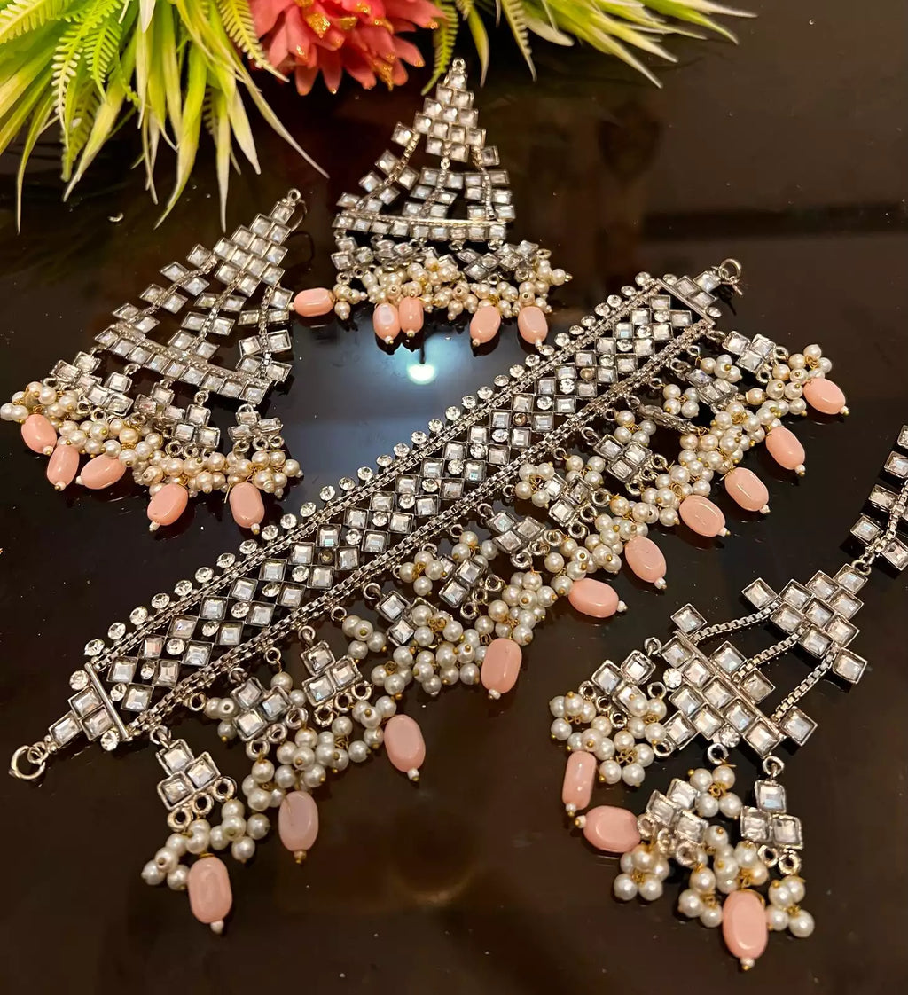 Kundan choker set with teeka