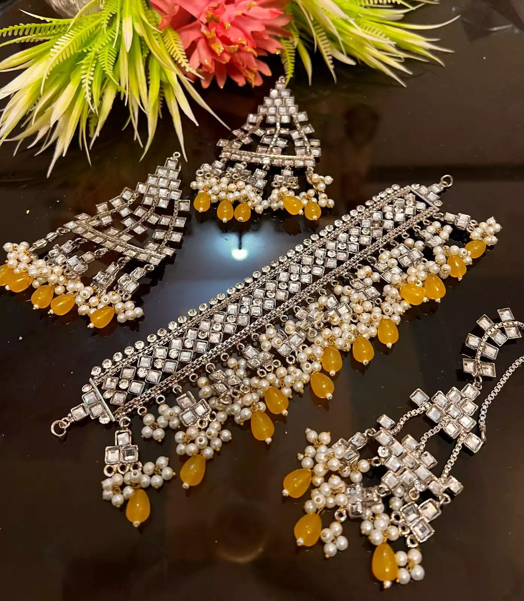 Kundan choker set with teeka
