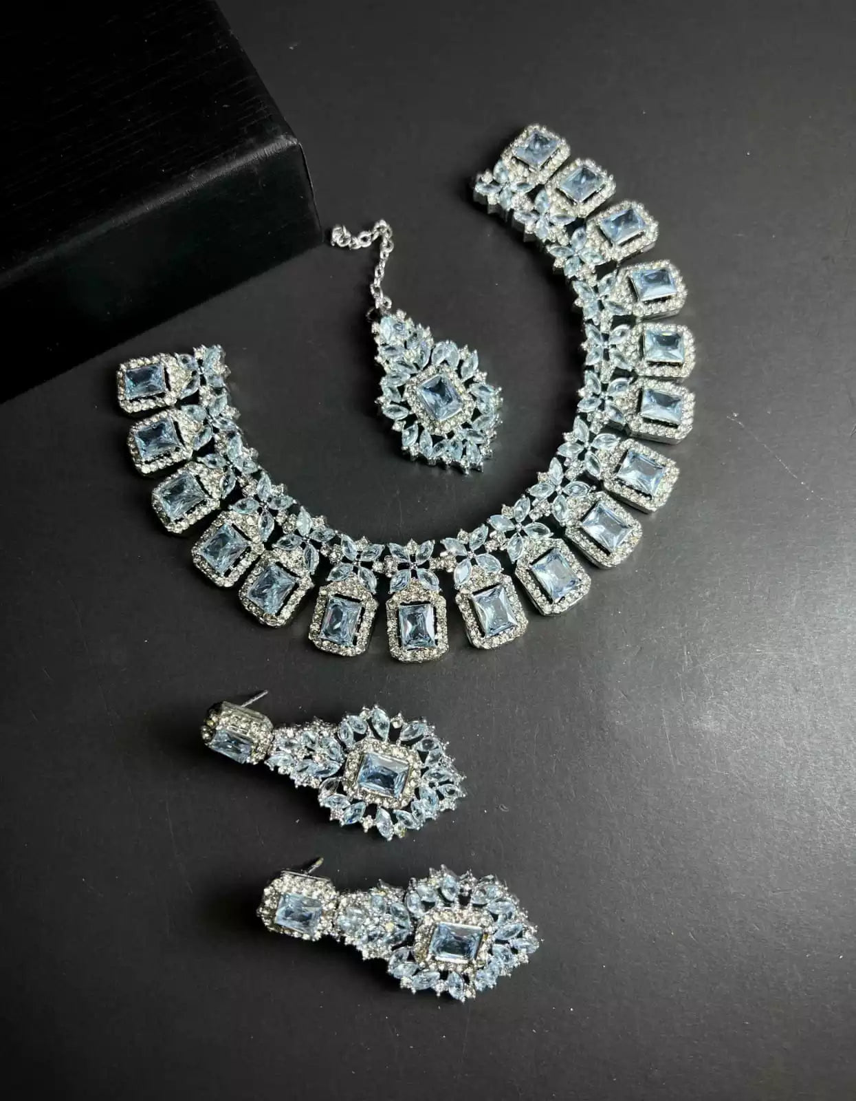 Pure zircon necklace set Secondary image
