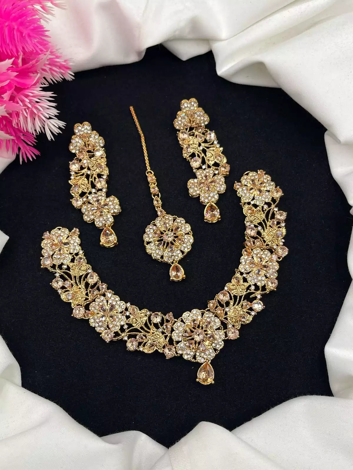 Zircon necklace set with teeka