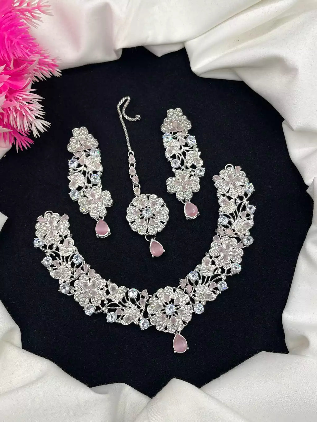 Zircon necklace set with teeka