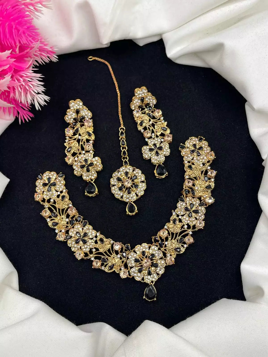 Zircon necklace set with teeka
