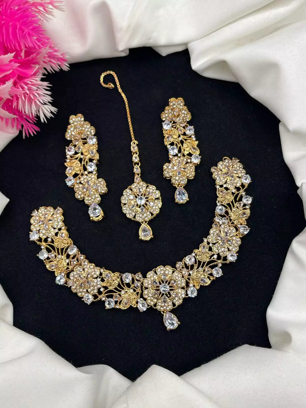 Zircon necklace set with teeka