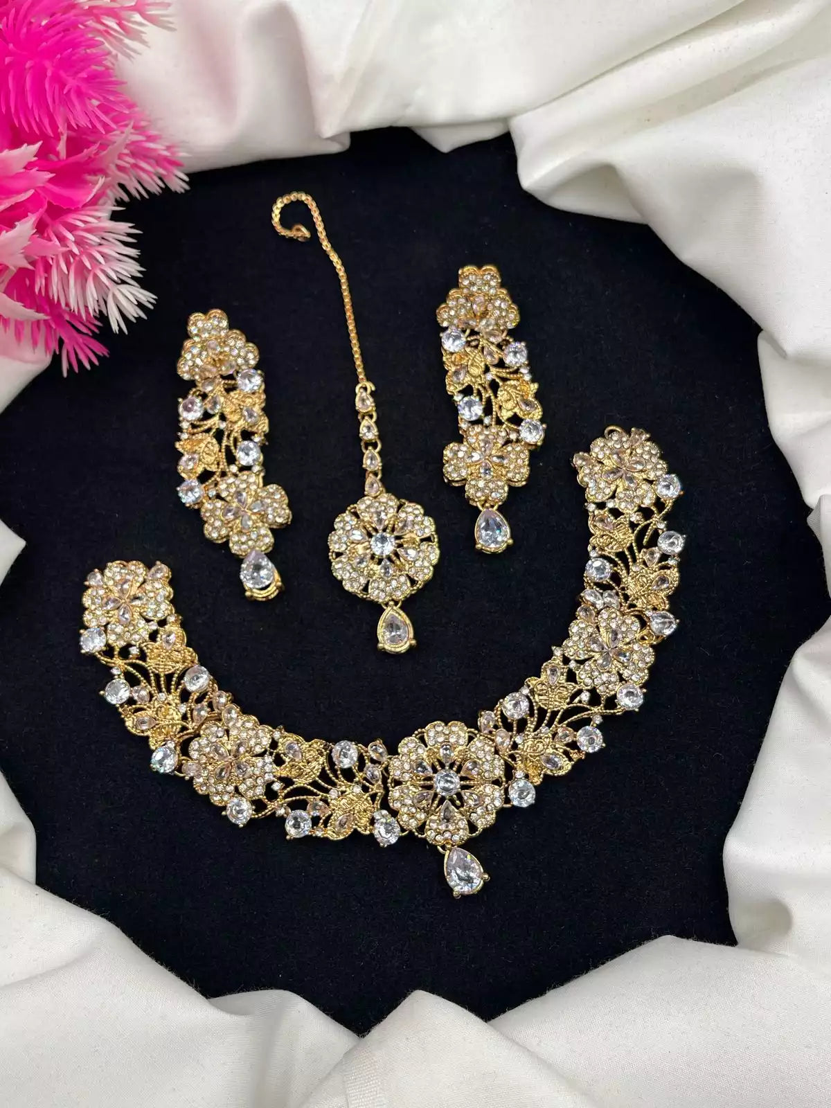 Zircon necklace set with teeka