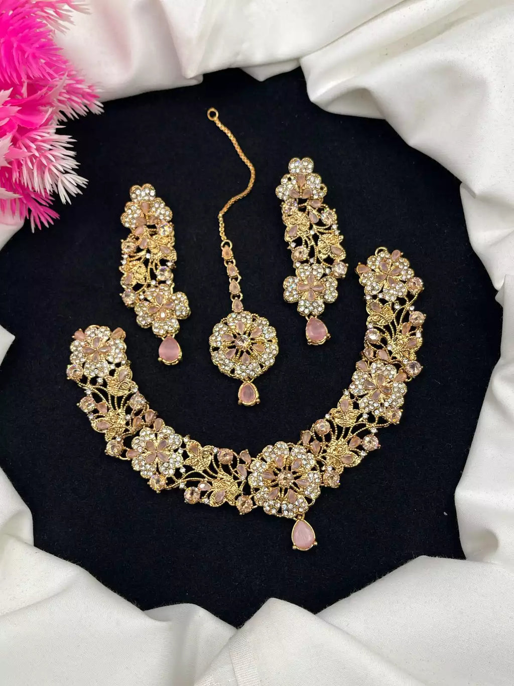 Zircon necklace set with teeka