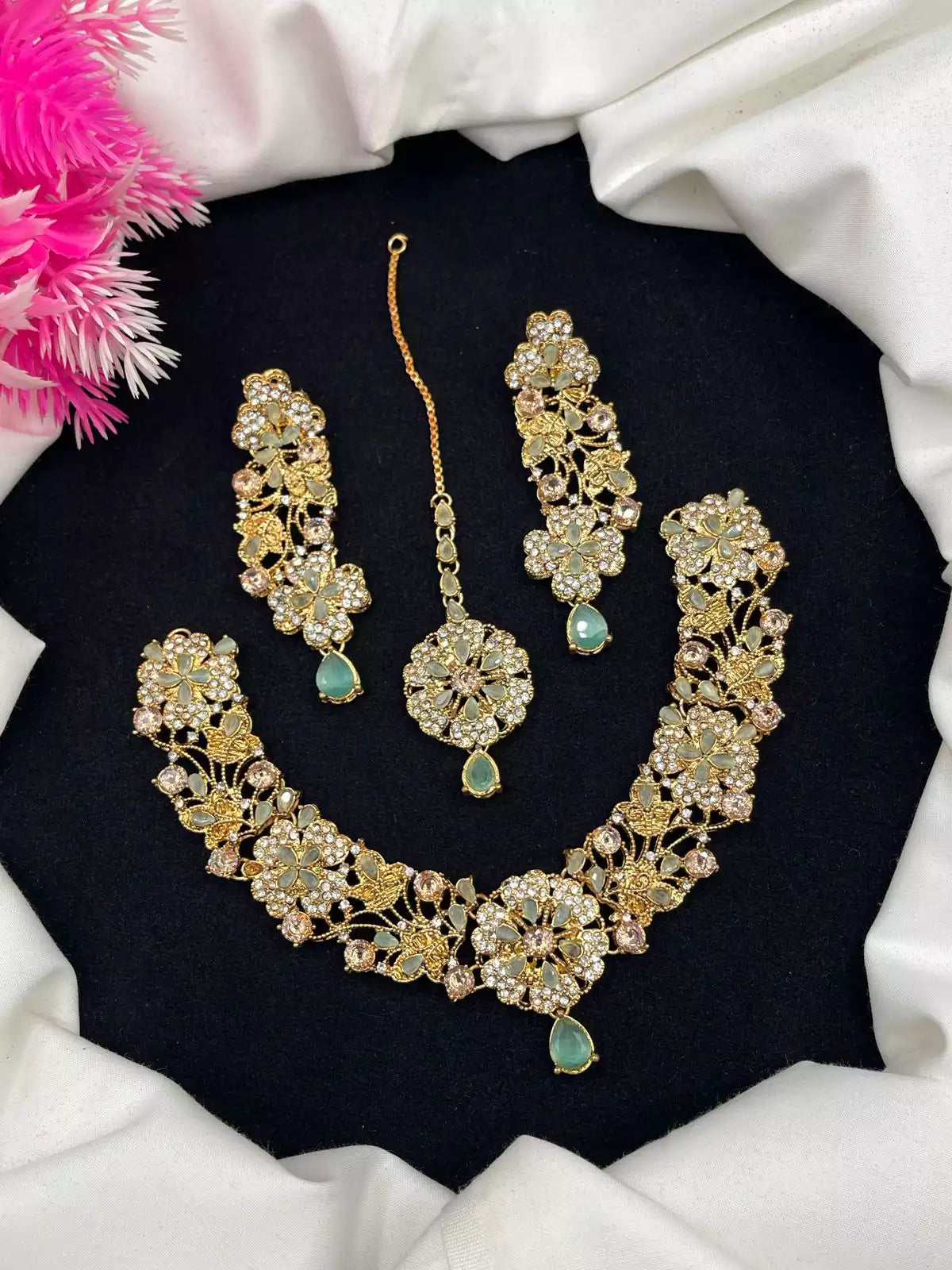 Zircon necklace set with teeka