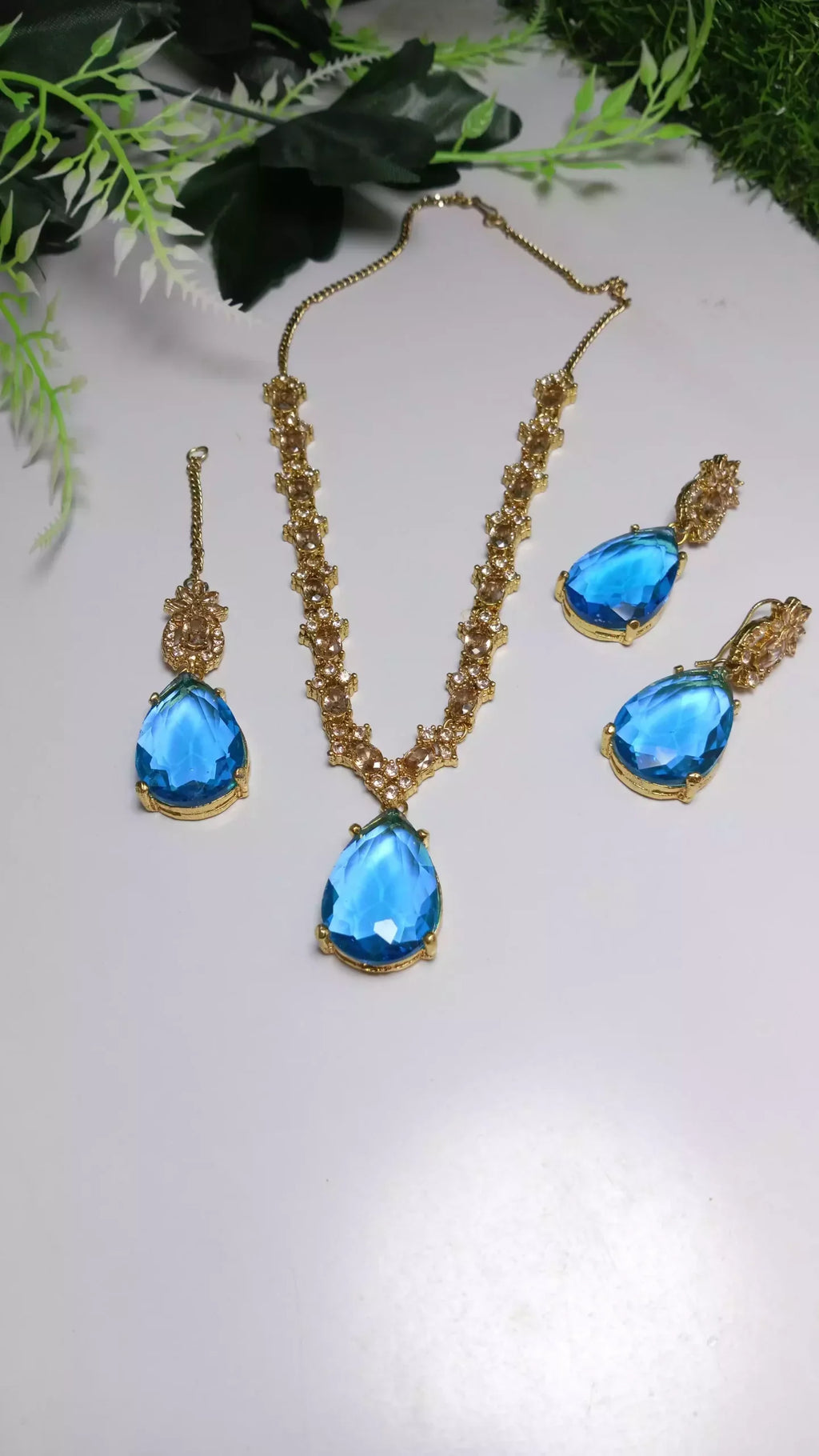 Zircon necklace set with teeka