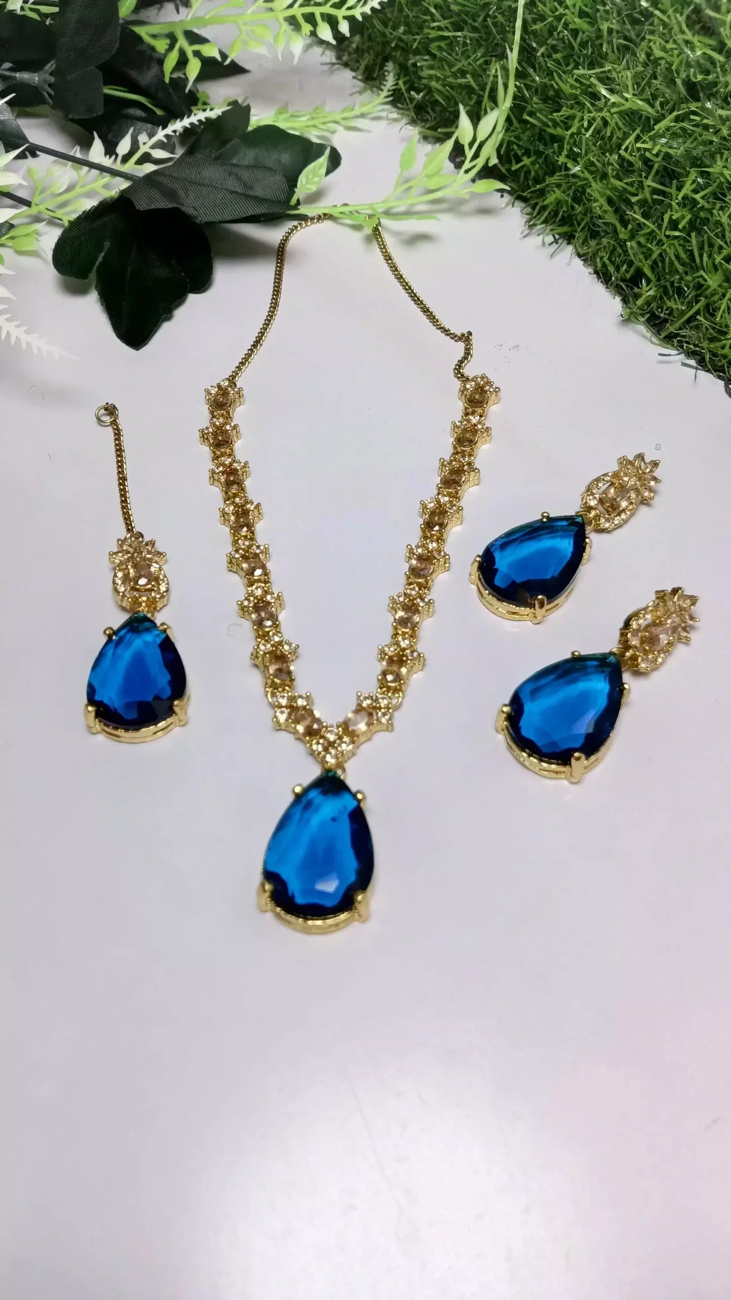 Zircon necklace set with teeka