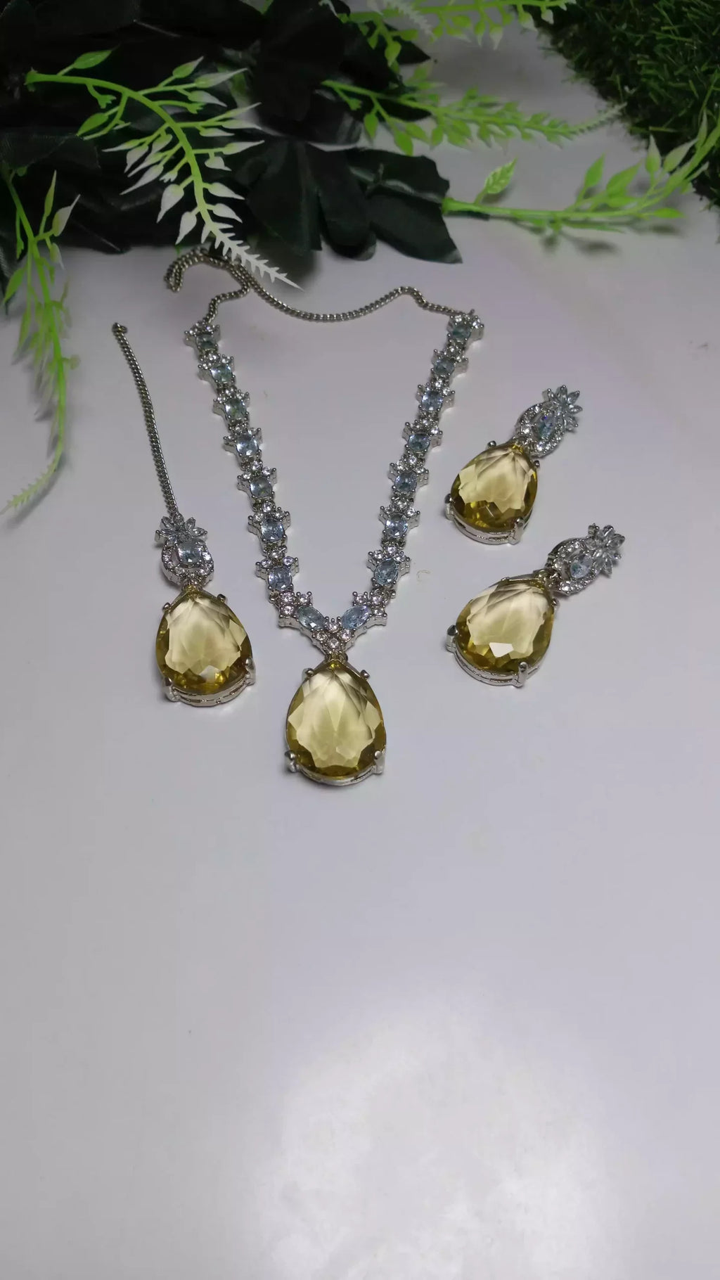 Zircon necklace set with teeka