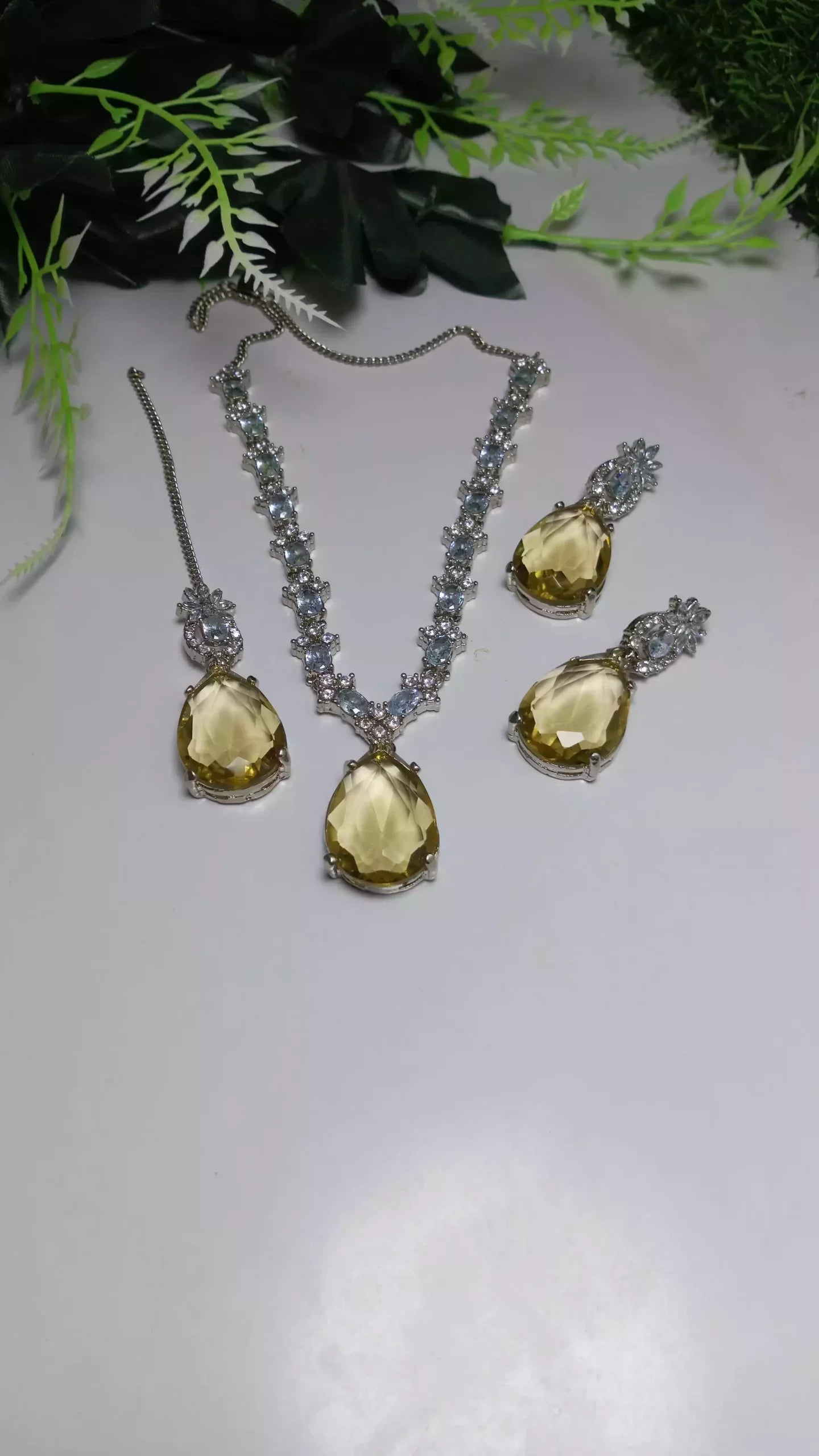 Zircon necklace set with teeka