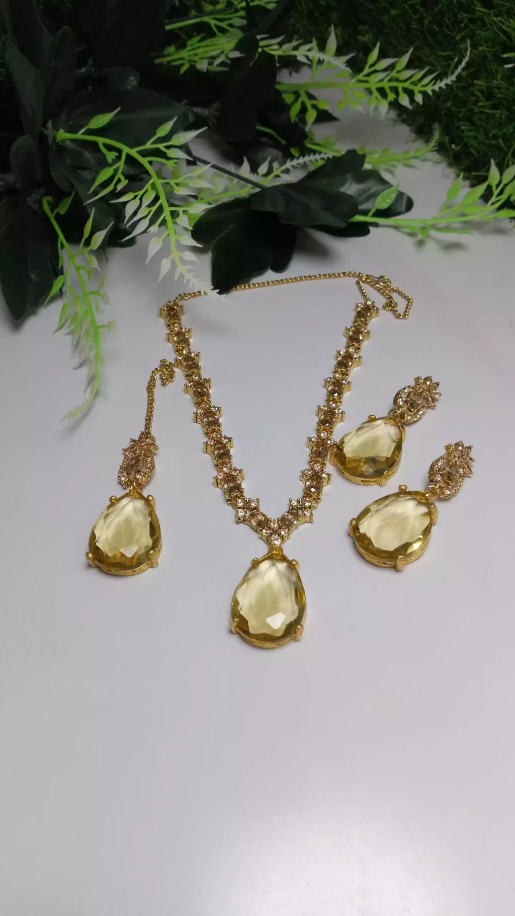 Zircon necklace set with teeka
