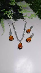 Zircon necklace set with teeka