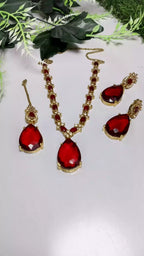 Zircon necklace set with teeka