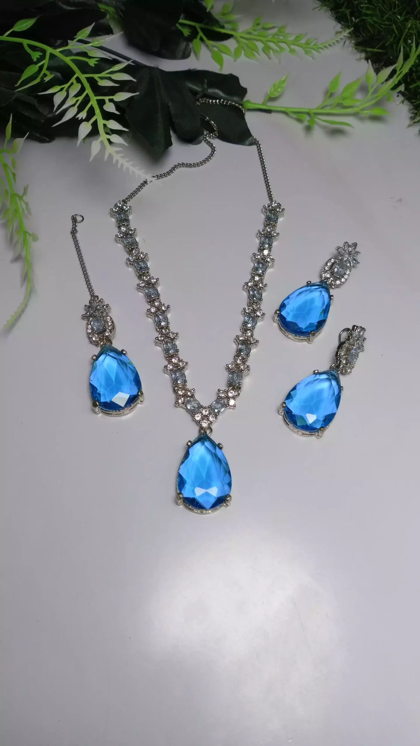 Zircon necklace set with teeka