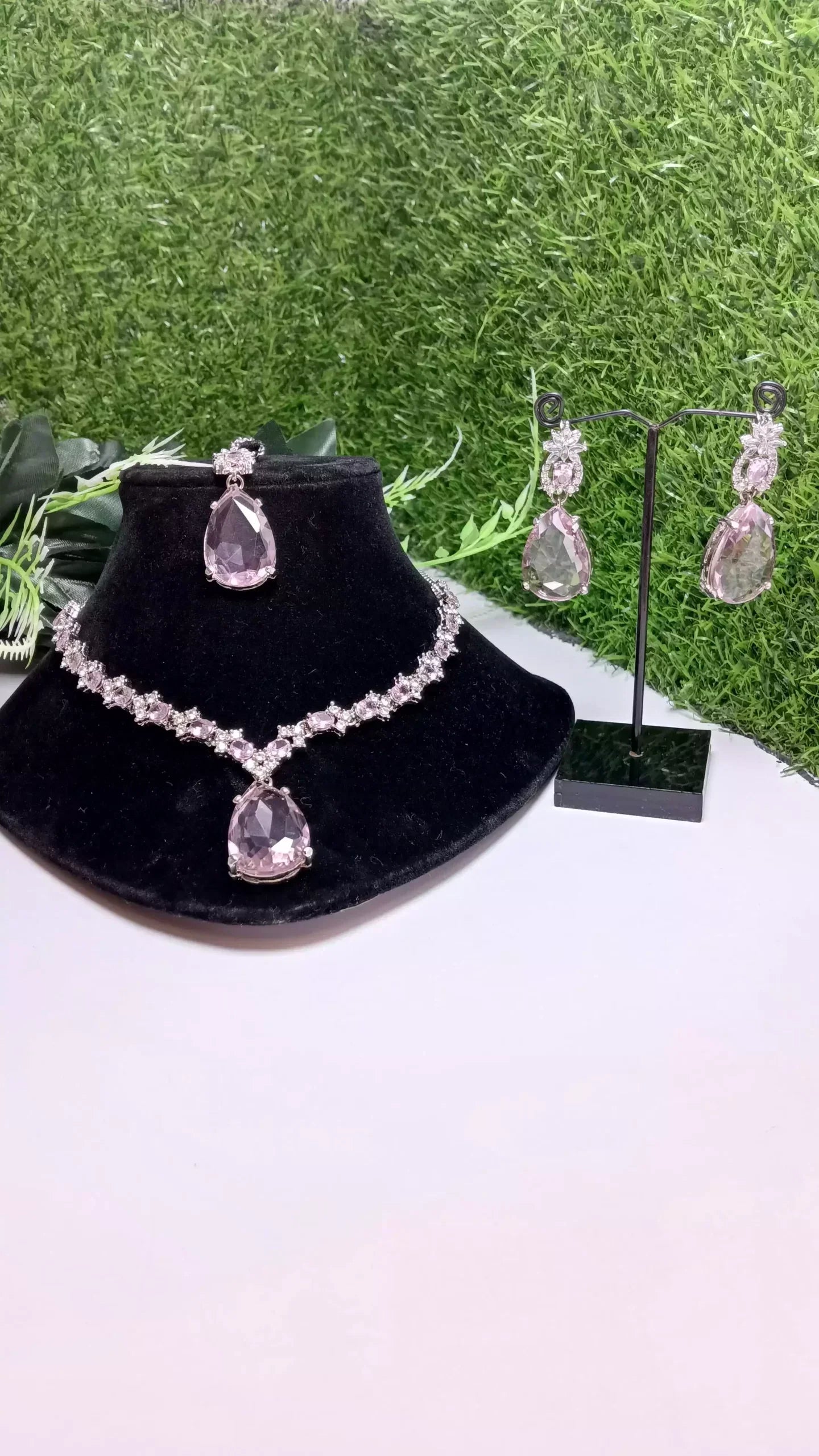 Zircon necklace set with teeka