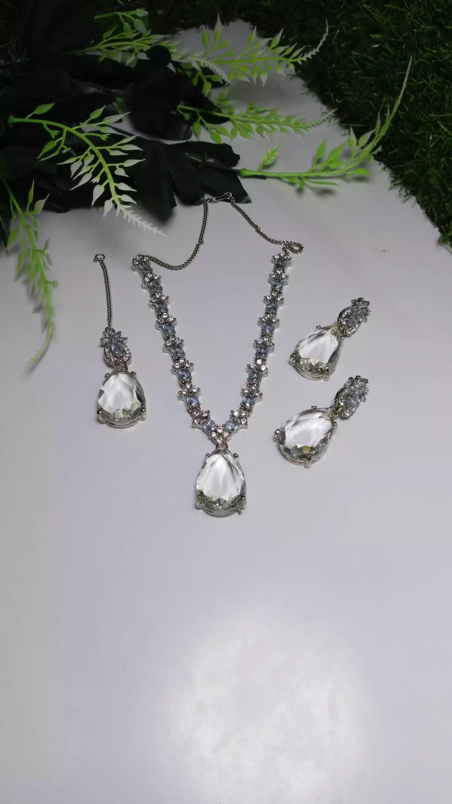 Zircon necklace set with teeka