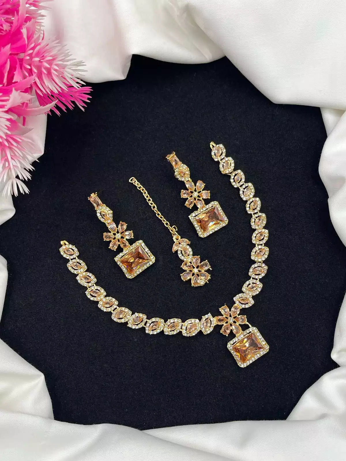 Zircon necklace set with teeka