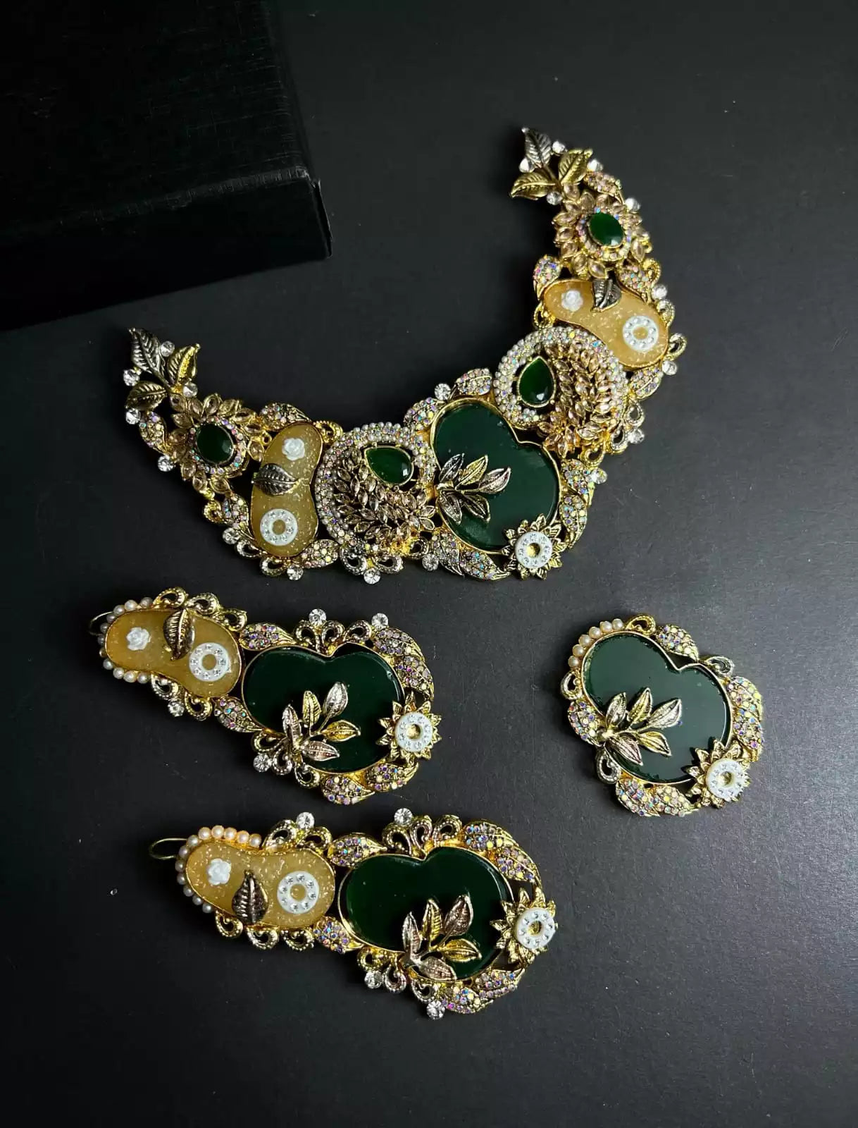 Designer choker set with teeka