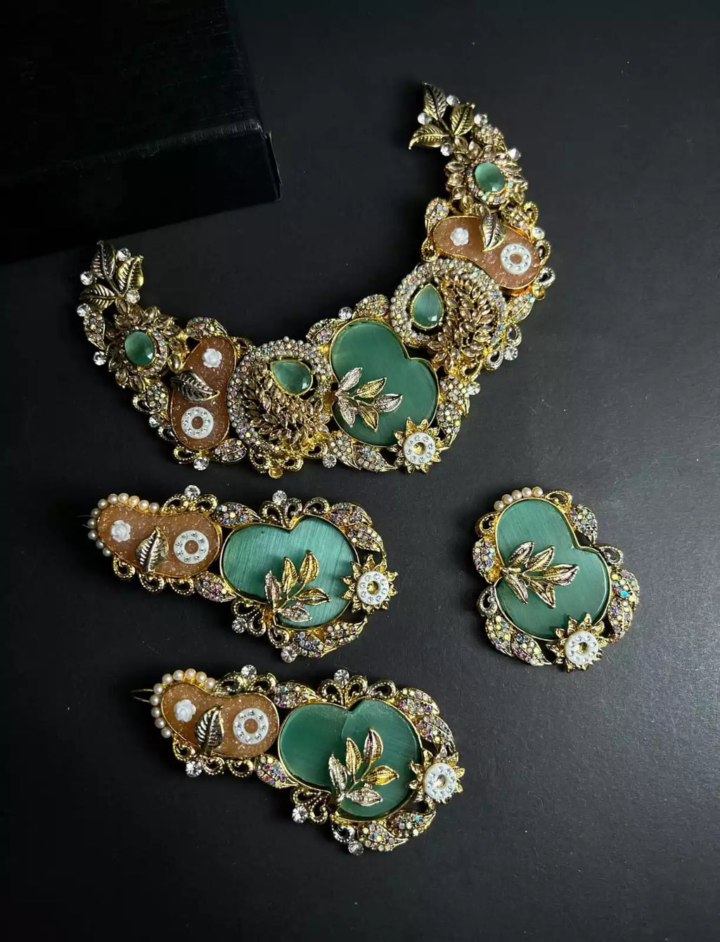 Designer choker set with teeka