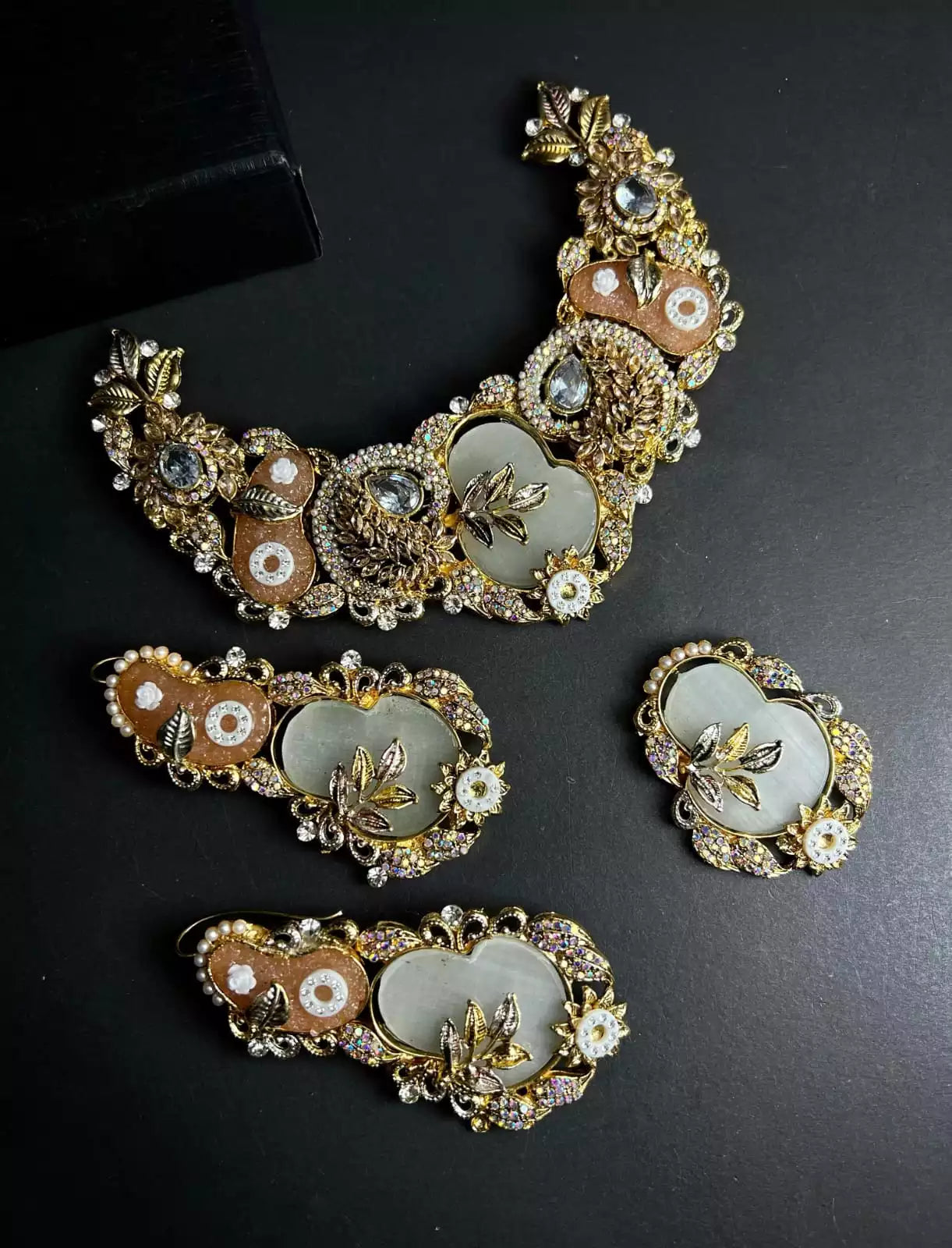 Designer choker set with teeka