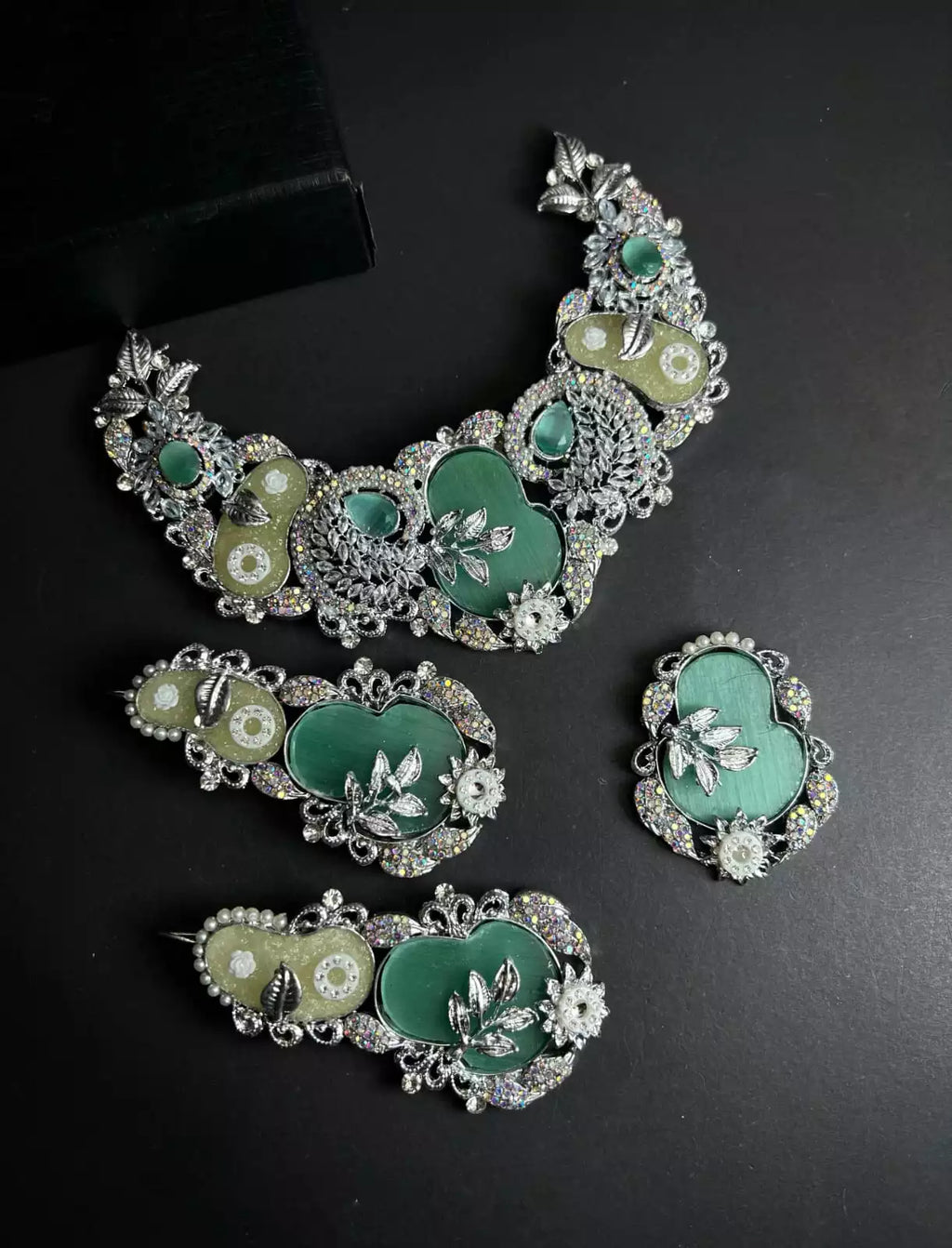 Designer choker set with teeka