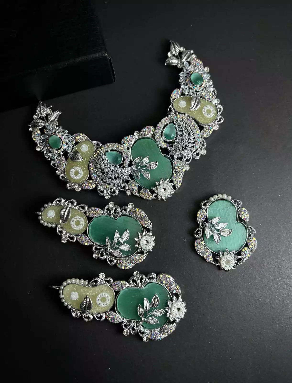 Designer choker set with teeka Main image