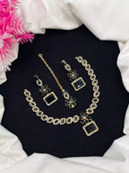 Zircon necklace set with teeka