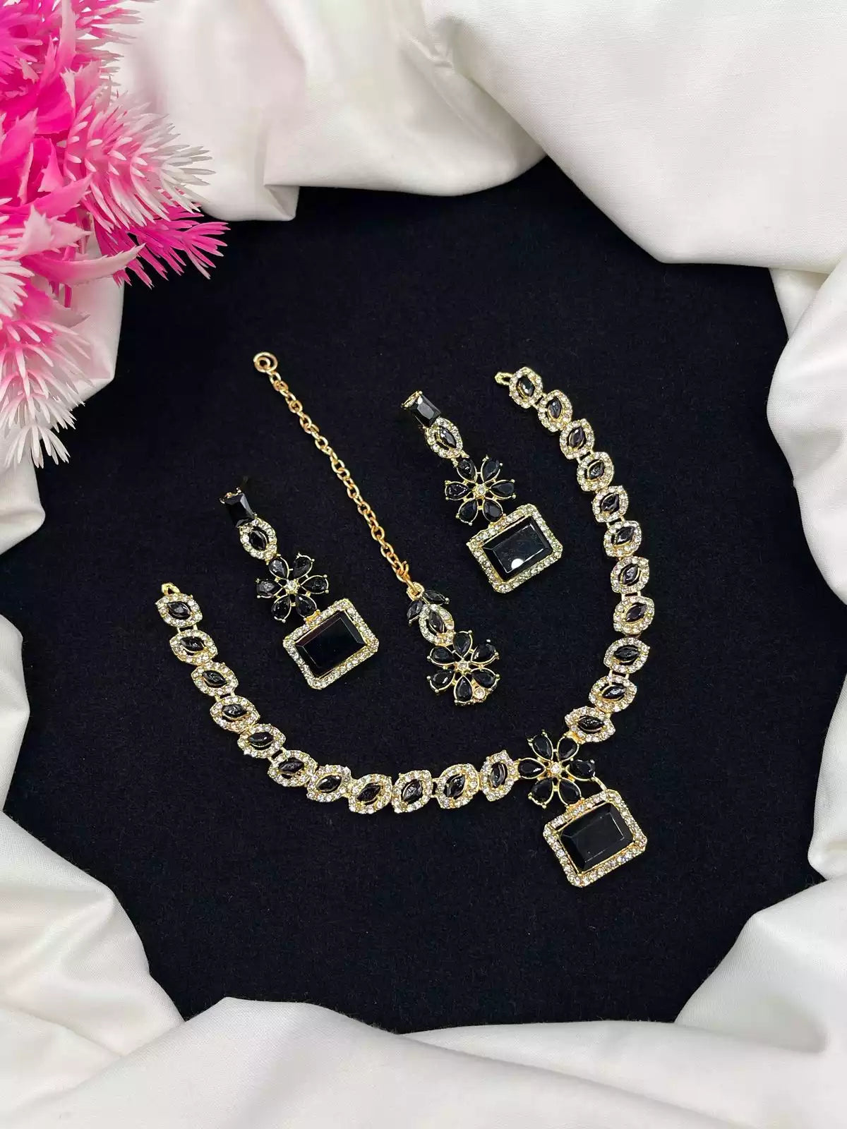 Zircon necklace set with teeka