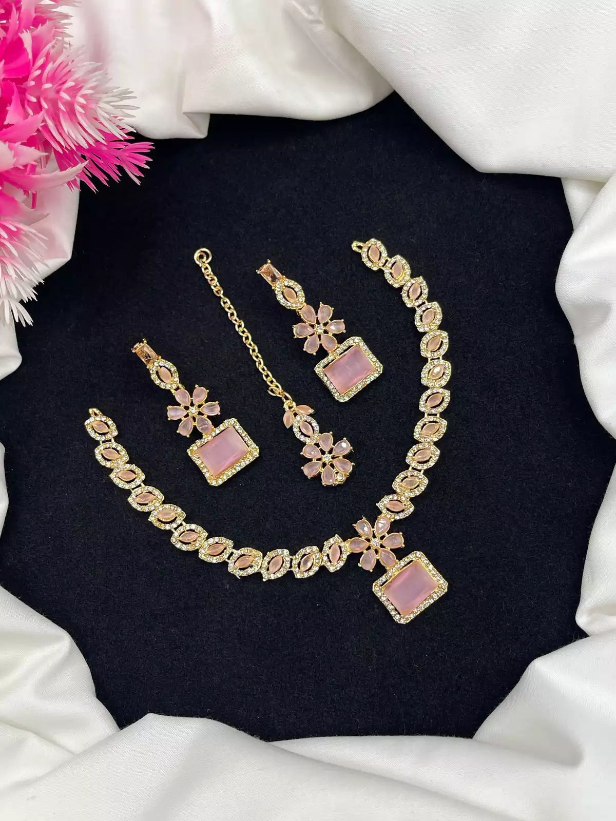 Zircon necklace set with teeka