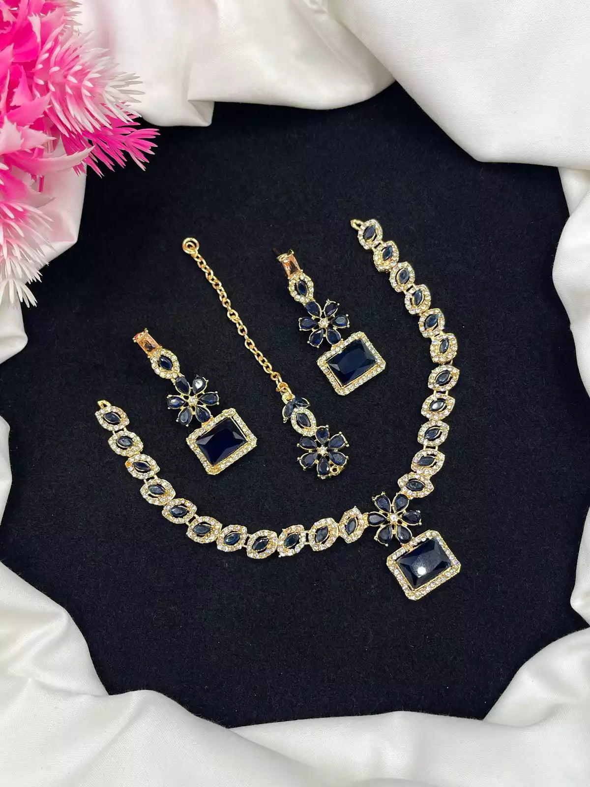 Zircon necklace set with teeka