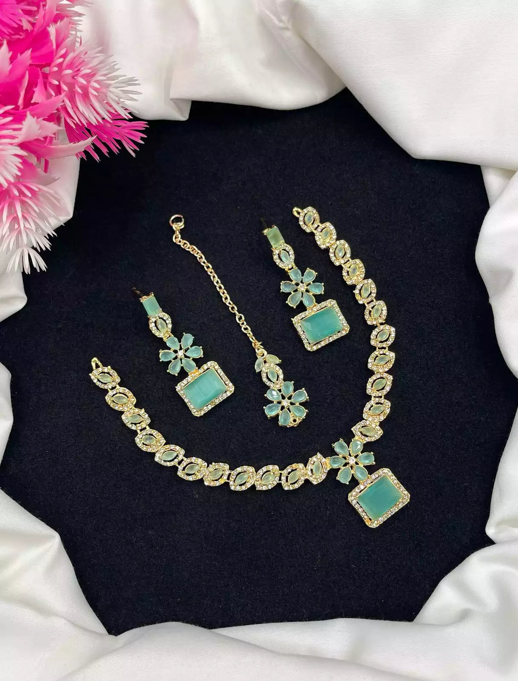 Zircon necklace set with teeka