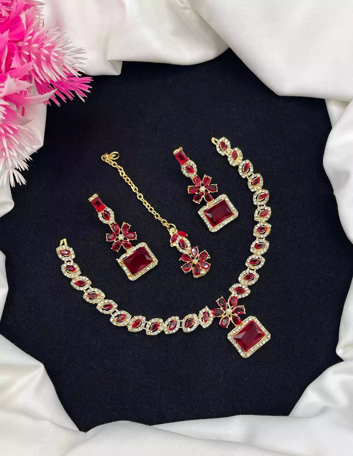 Zircon necklace set with teeka
