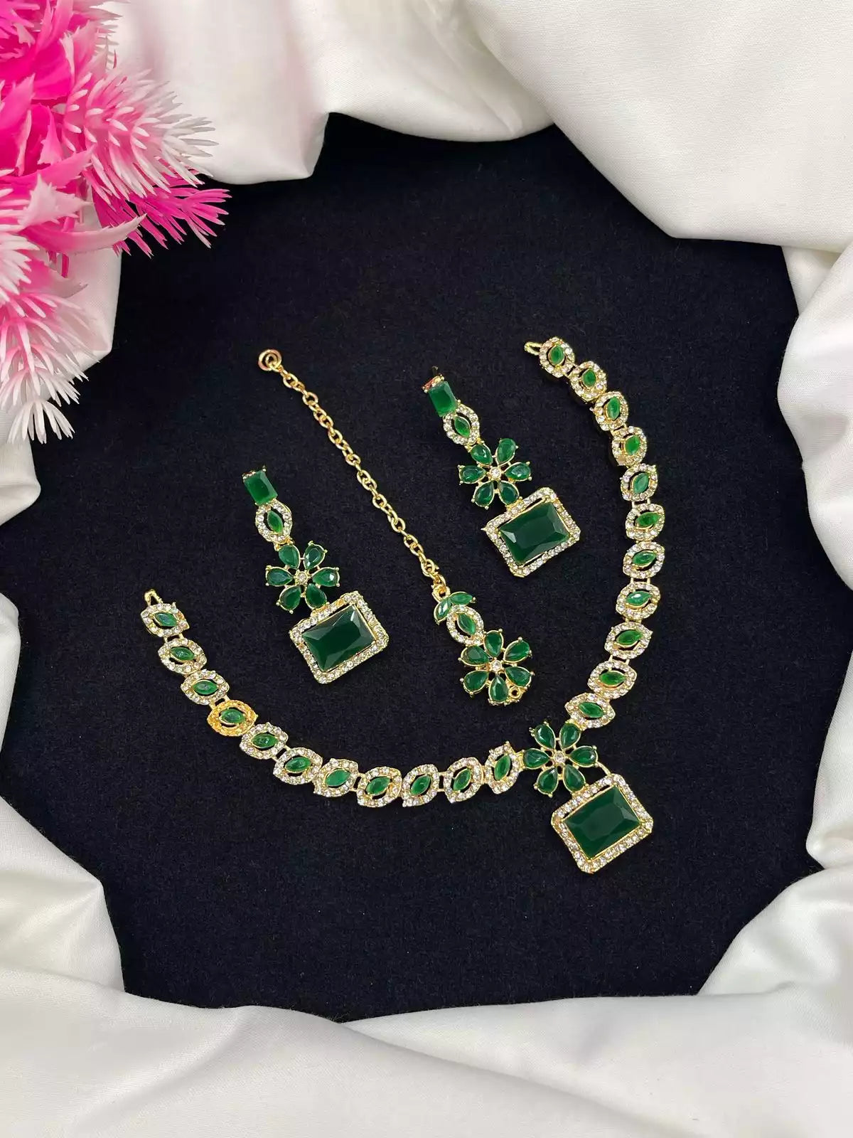 Zircon necklace set with teeka