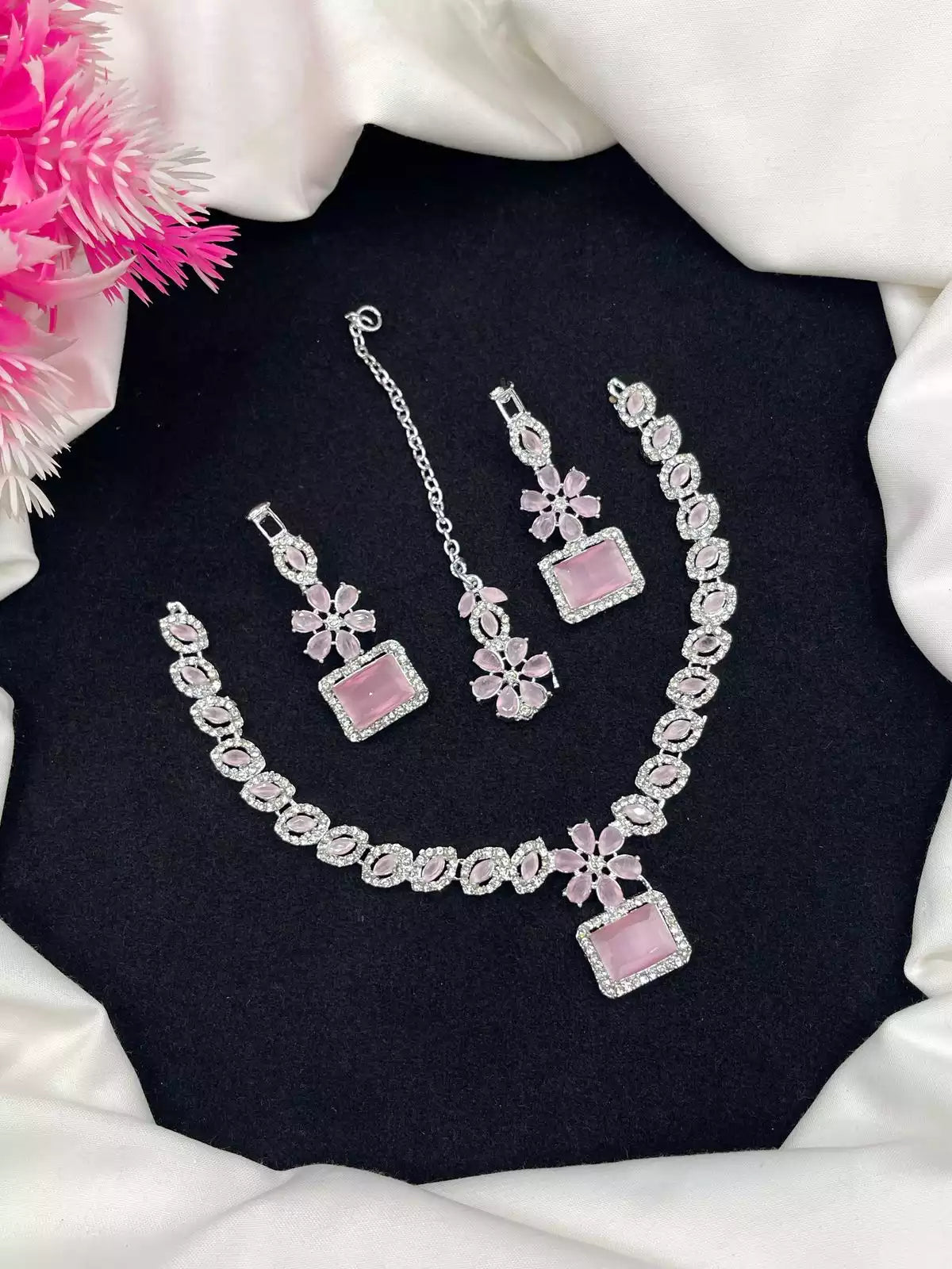 Zircon necklace set with teeka
