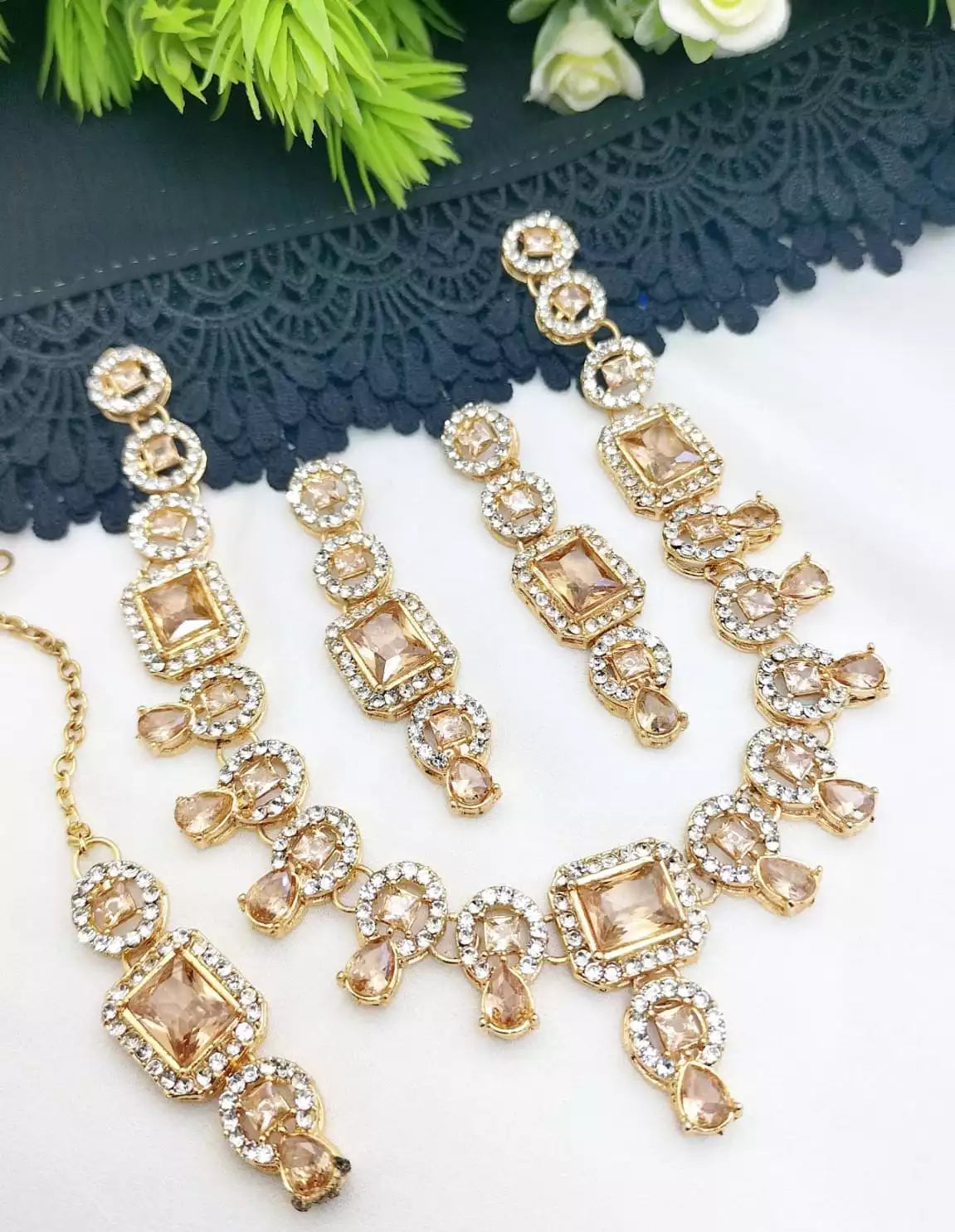 Delicate necklace set with teeka