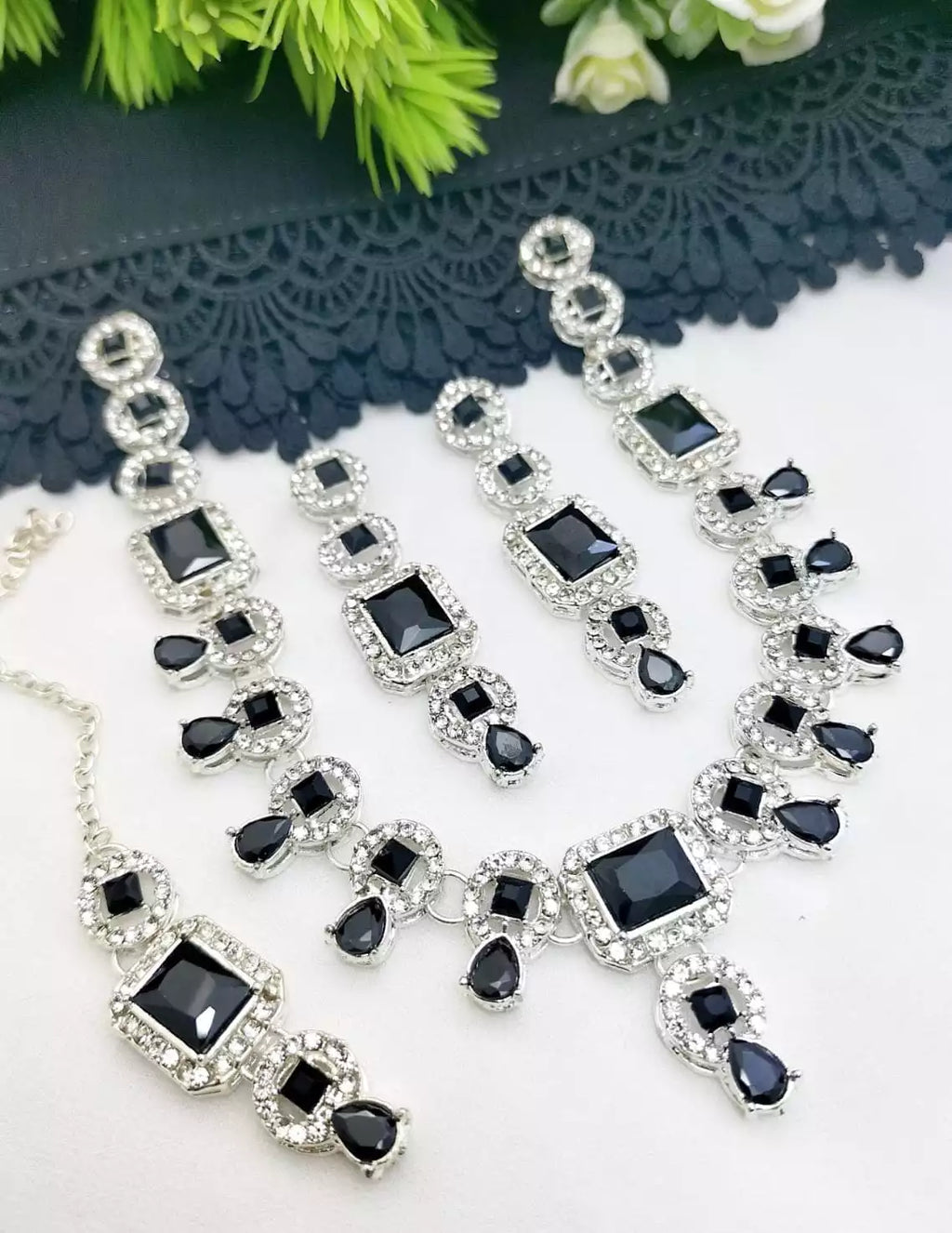 Delicate necklace set with teeka