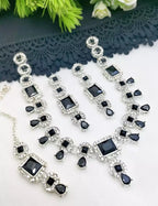 Delicate necklace set with teeka