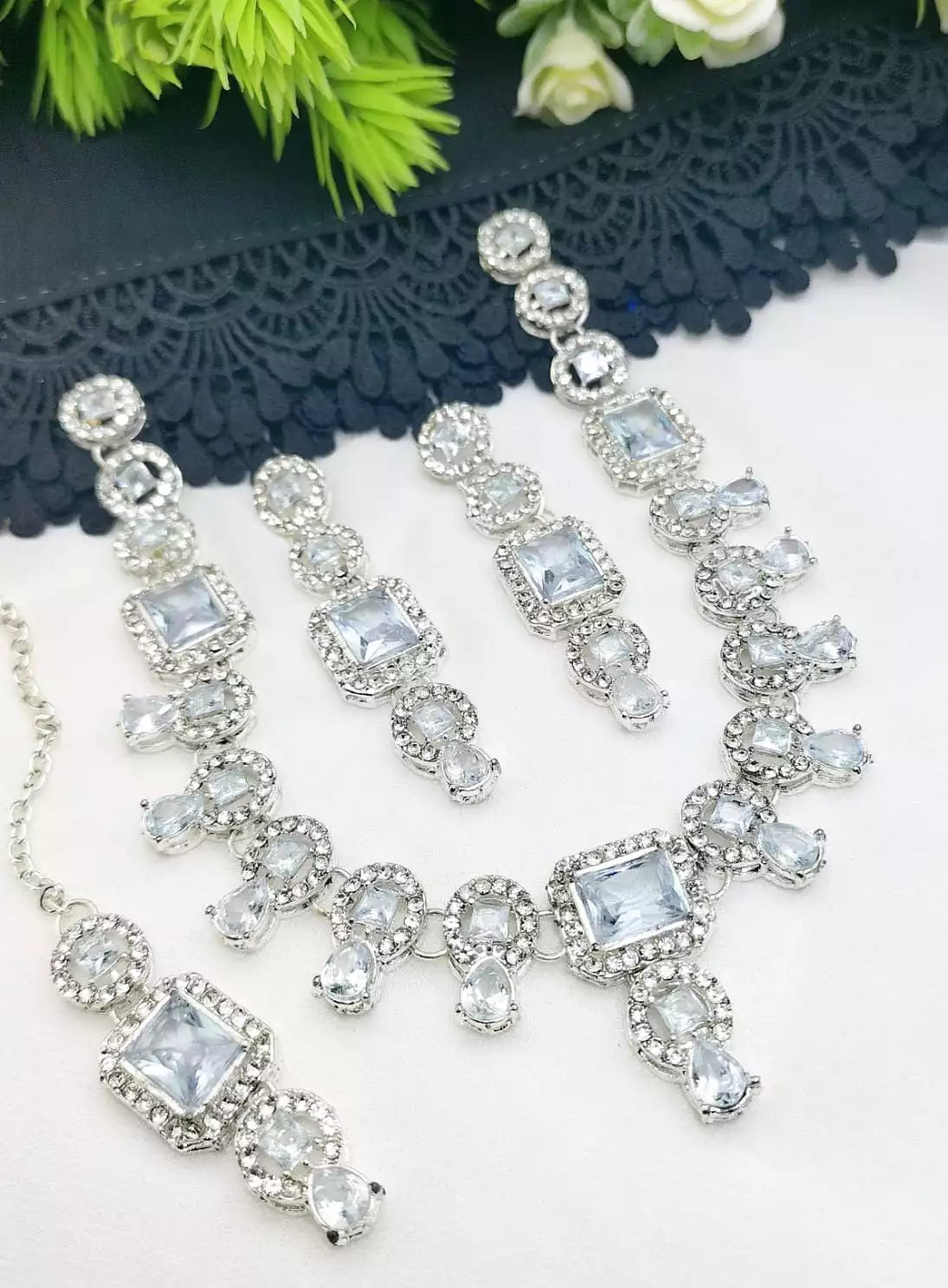Delicate necklace set with teeka