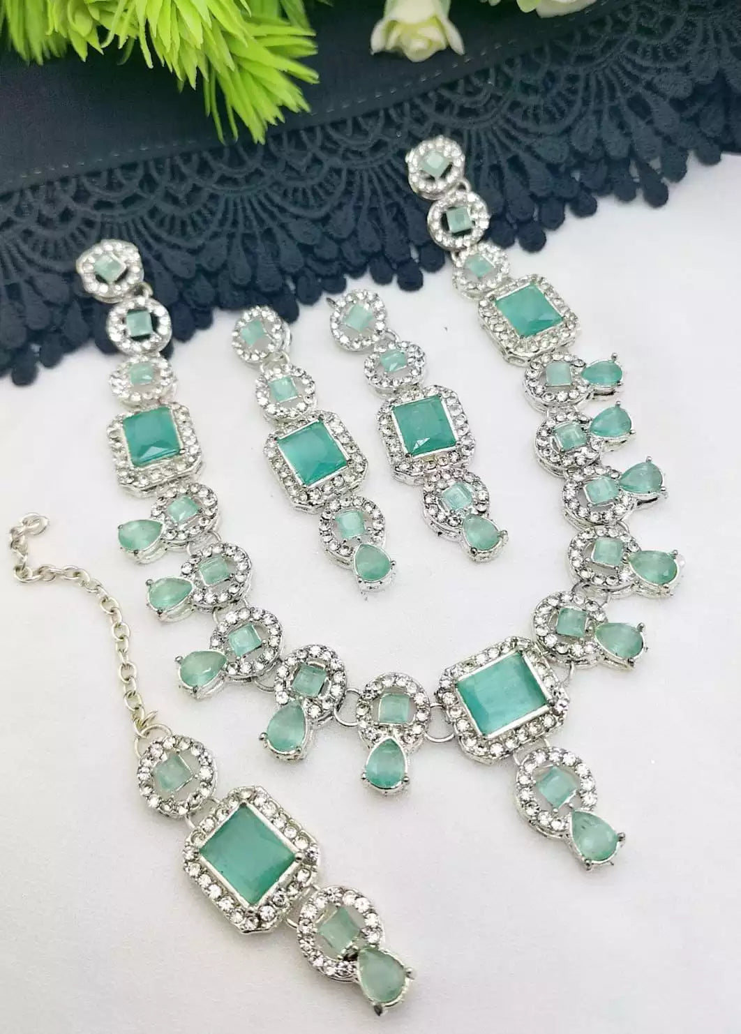Delicate necklace set with teeka