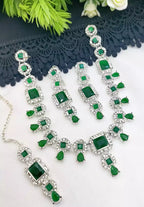 Delicate necklace set with teeka