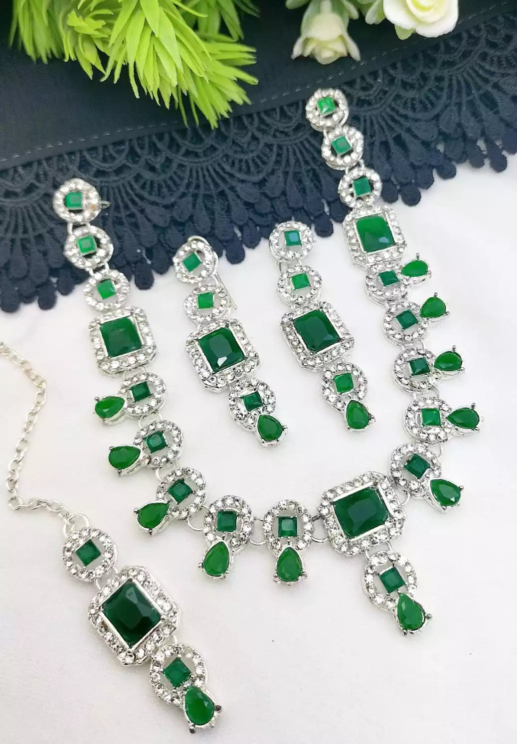 Delicate necklace set with teeka