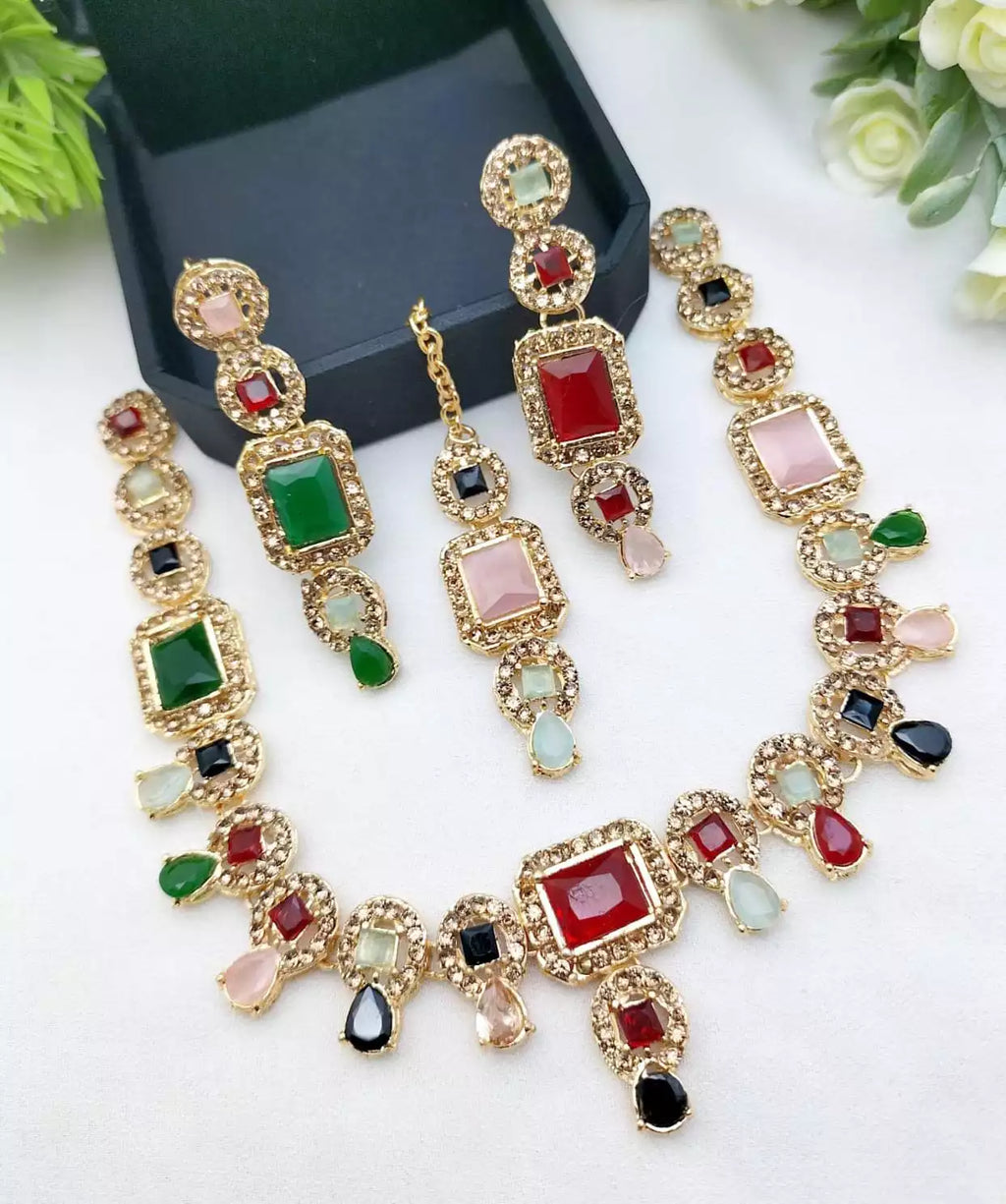 Delicate necklace set with teeka