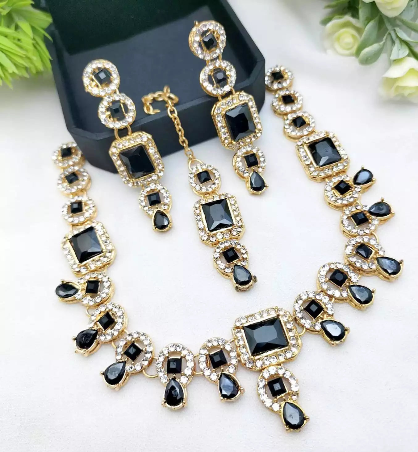Delicate necklace set with teeka Secondary image