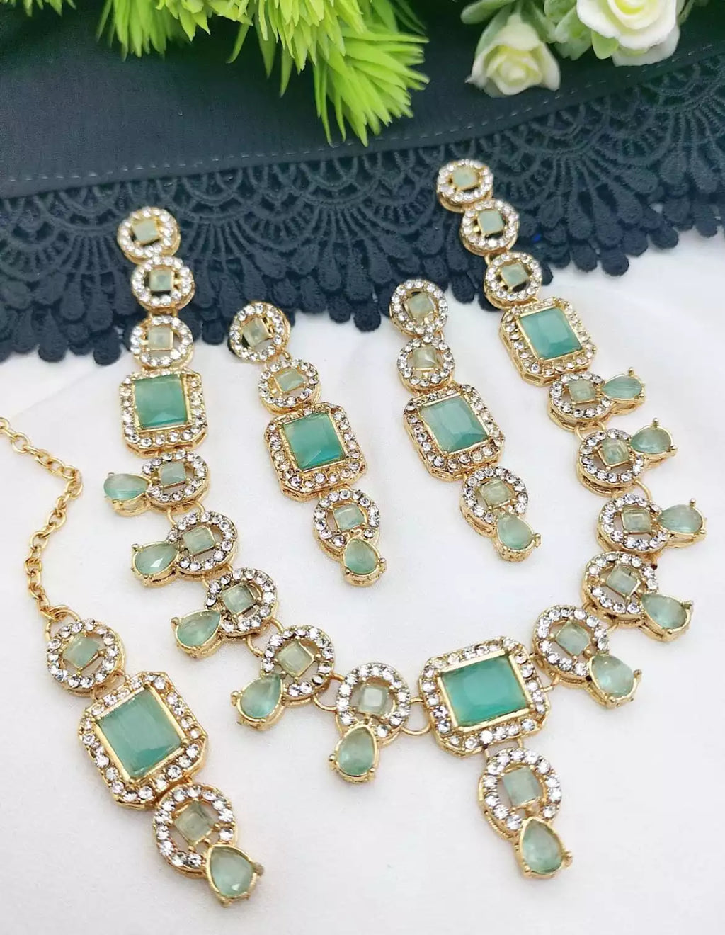 Delicate necklace set with teeka