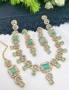 Delicate necklace set with teeka