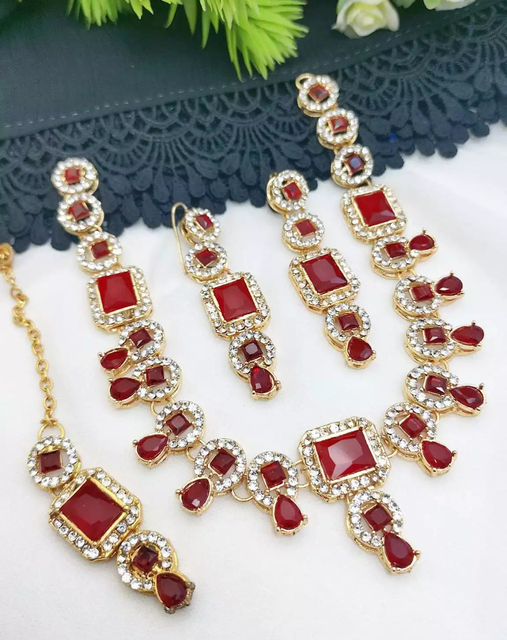 Delicate necklace set with teeka