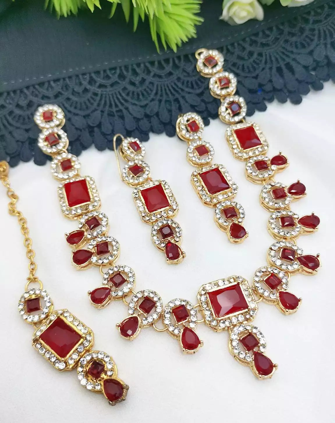 Delicate necklace set with teeka